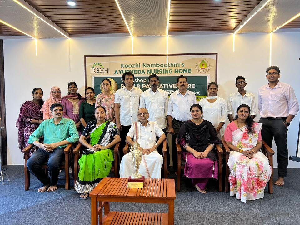 Diploma in Ayurveda Panchakarma Assistance holders felicitated by Itoozhi Illam Foundation